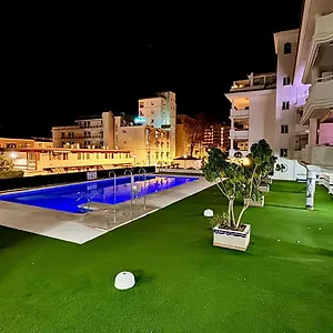 carihuela-playa-los-nidos-1.hotelsinnerja.org/